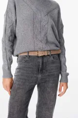 Cinturón de gamuza color beige con hebilla metálica dorada de diseño clásico.