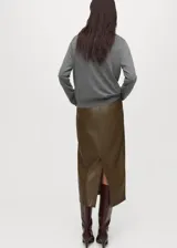 Sweater de tejido de punto fino en color gris, con cuello redondo y mangas largas de corte recto.