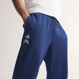 Pantalón deportivo Adidas modelo Anthony Edwards Foundation, color azul marino, con cintura elástica con cordón de ajuste y puños elásticos en los tobillos.