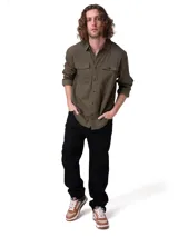 Camisa de manga larga color verde militar con bolsillos frontales con solapa y botones, confeccionada con mezcla de tencel.