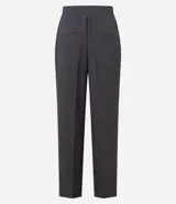 Pantalón de corte recto y estilo sastre, color azul marino, con bolsillos laterales tipo cuchillo y cierre frontal.
