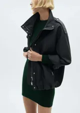 Vestido corto de punto con cuello redondo y manga larga, de diseño recto y textura suave.