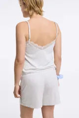 Musculosa de rib color azul con breteles finos regulables, escote en V y detalles de encaje en el escote y la espalda.