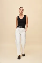 Pantalón wide leg de tiro alto color blanco, con diseño de cinco bolsillos y corte amplio.