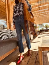 Camisa de tela escocesa con mangas largas abullonadas y puños elásticos.