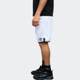 Short deportivo Umbro color negro con detalles en blanco en el ruedo y logo de la marca estampado en la pierna izquierda.