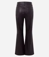 Pantalón flare de poliuretano con diseño de cinco bolsillos, trabillas para cinturón, cierre frontal y recortes horizontales en las rodillas. Presenta un corte ajustado en la parte superior con piernas levemente acampanadas hacia el ruedo.