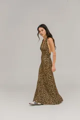 Vestido largo con estampado animal print de leopardo, escote halter y espalda descubierta.