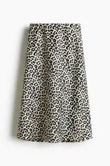 Pollera midi de tiro alto con estampado animal print de leopardo, corte evasé y caída suave.