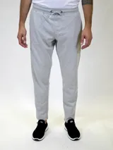 Pantalón de felpa gris melange, de corte ajustado (slim fit), con cintura elástica y cordón de ajuste blanco.