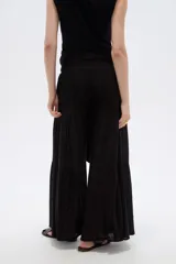 Pantalón de viscosa negro de tiro alto, diseño ancho con detalles de volados sutiles y lazo para anudar en la cintura.