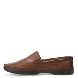 Mocasines de hombre estilo náutico, confeccionados en gamuza color marrón, con costuras decorativas visibles en el contorno y suela de goma oscura.