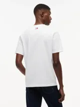 Remera de corte regular confeccionada en puro algodón, con cuello redondo acanalado. Presenta un diseño minimalista con el logo de la colaboración entre Tommy Hilfiger y Cadillac Formula 1 Team estampado en el pecho.