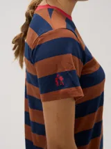 Vestido midi de algodón con diseño a rayas horizontales en tonos azul marino y marrón, corte recto con mangas cortas, cuello redondo rojo y pequeño bordado en el pecho.