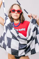 Bolso de playa convertible en toalla, con estampado de cuadros grandes en blanco y azul.