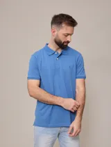 Remera polo celeste de piqué de algodón.