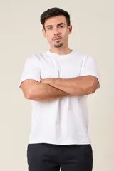 Remera gris de corte clásico y mangas cortas.