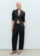 Pantalón de corte recto y tiro medio color negro, con cintura elástica y bolsillos laterales.