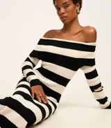 Vestido midi de punto con rayas horizontales blancas y negras, escote bardot y mangas largas.