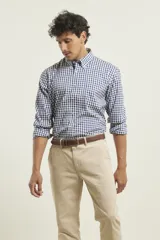 Camisa sport de hombre a cuadros blancos y azules, de manga larga y cuello button-down.