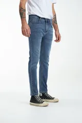 Jean de calce ajustado color azul medio.