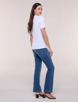 Remera blanca de calce recto y cuello redondo, confeccionada en suave jersey con detalle de aplicación de piedras brillantes a modo de gargantilla en el escote.
