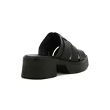 Sandalia color beige con plataforma y taco cuadrado. Presenta tres tiras anchas en la capellada, con detalle de textura tejida en la tira central.