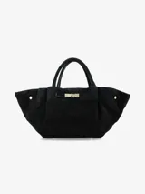 Cartera de mano de diseño estructurado y formato amplio, color negro, confeccionada en gamuza con cierre metálico frontal y asas cortas.