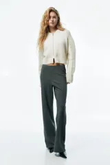 Pantalón de tiro alto confeccionado en tejido de punto de mezcla de viscosa con acabado cepillado. Presenta un diseño de corte recto con estampado de rayas finas y cintura elástica oculta.