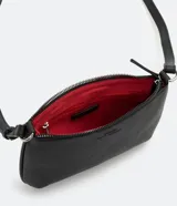 Bolso baguette pequeño color negro, con correa transversal ajustable y bolsillo interno con cremallera. Textura tipo saffiano y cierre por cremallera.