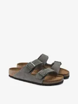 Sandalias Birkenstock modelo Arizona de cuero nobuck color gris, con dos correas ajustables con hebillas metálicas y plantilla anatómica de corcho y látex.