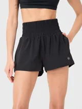 Short deportivo de tiro alto con calza incorporada, pretina ancha elástica y bolsillo interno. Presenta un diseño minimalista en color negro con un pequeño logo bordado en el ruedo.