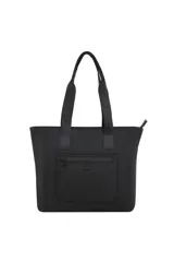 Cartera tipo tote de color beige con correas de hombro personalizadas con el logo de la marca. Presenta un bolsillo frontal con cierre y un aplique metálico en forma de labios.
