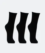 Kit de tres pares de medias deportivas blancas de caña media, con suela de toalla y tejido texturizado.