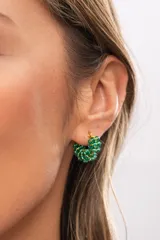 Aro de acero quirúrgico cubierto con mostacillas verdes enroscadas.
