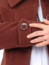 Tapado marrón de corte clásico con botones y bolsillos.