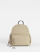 Mochila mediana de nylon color beige, con cierre frontal y tiradores decorativos con nudos. Cuenta con un asa superior pequeña y correas ajustables.