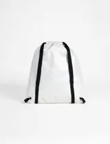 Mochila tipo bolso color blanco brillante, con doble funcionalidad: se puede llevar como bolso o como mochila.