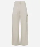 Pantalón wide leg de sarga color marrón chocolate, tiro alto, con bolsillos laterales tipo cargo y etiqueta con lettering en la cintura.