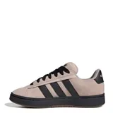 Championes Adidas modelo Grand Court Alpha, con diseño inspirado en el tenis retro. Presentan una capellada de cuero sintético en tono taupe, con las icónicas tres tiras laterales en color negro. Incluyen cordones negros, lengüeta con logo de la marca y una suela de goma negra resistente con entresuela Cloudfoam para mayor amortiguación.