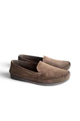 Mocasines de cuero marrón Pierre Bogalle, diseño clásico con costuras visibles alrededor de la puntera y suela plana.