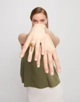 Anillo dorado con forma de libélula, hecho de aleación de metales bañada en oro de 18k.