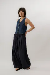 Pantalon sastrero azul marino, de corte ancho y fluido, con cintura elastizada y diseño holgado.