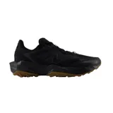 Championes de trekking New Balance modelo Tektrel Utility, color negro con suela de goma marrón, diseño robusto de malla y detalles sintéticos.