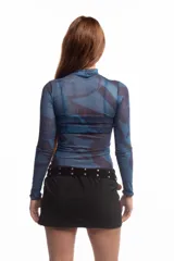 Top de cuello alto y manga larga confeccionado en tejido de malla semitransparente con estampado artístico abstracto en tonos azules. Presenta un diseño ajustado al cuerpo.