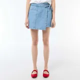 Falda pantalón vaquera de corte cruzado en color azul claro, con detalle de lazo en la cintura.