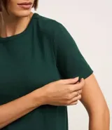 Remera negra ajustada de algodón con cuello redondo y mangas cortas.