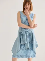 Vestido corto celeste con estampado abstracto en azul marino, corte recto y sin mangas.