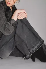 Pantalón de jean estilo oxford con diseño de paneles verticales en contraste y ruedo deshilachado.