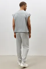 Pantalón de jogging gris de felpa liviana de mezcla de algodón con interior cepillado suave. Modelo con elástico revestido y cordón para ajustar en la cintura, bolsillos en las costuras laterales y puños acanalados.